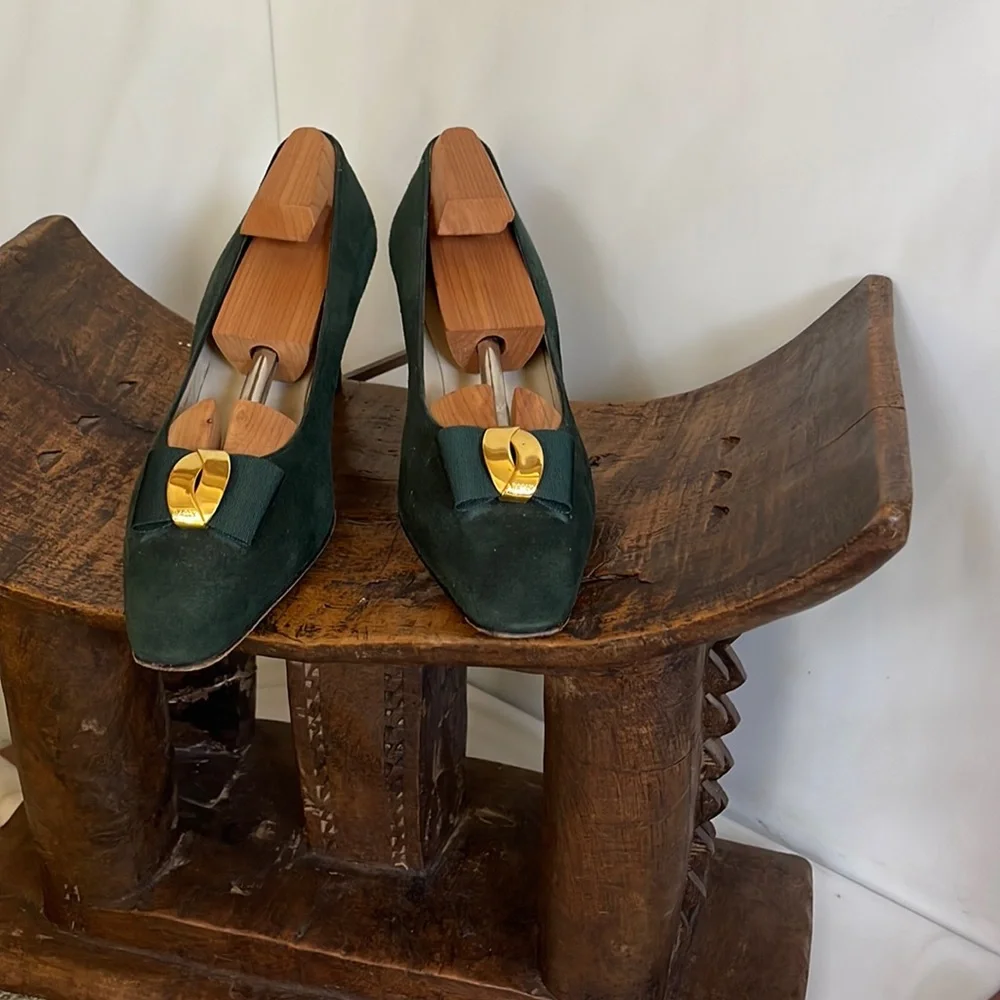 BALLY green suede heels with logo on front bow. - Picture 2 of 14